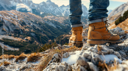 Los pies con botas de montaña se encuentran en una alta montaña. Concepto de senderismo y libertad. Fondo para el diseño. photo