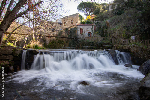 Moulin à papier de Brousse dans l'Aude et sa jolie cascade