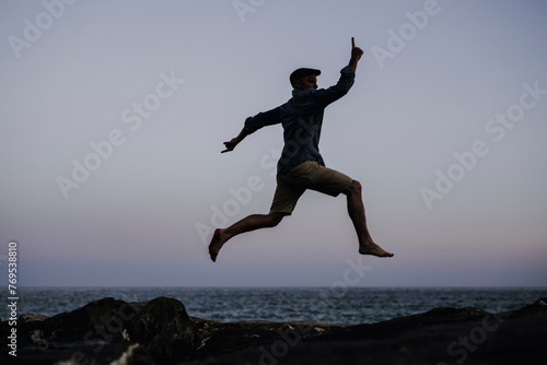 Männersilhouette im Sprung am Meer