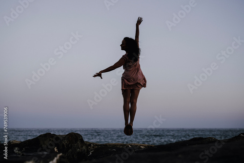 Frauensilhouette im Sprung am Meer