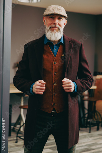 Portrait d'un homme original gentleman quinquagénaire senior hispter élégant et stylé dans un atelier créatif