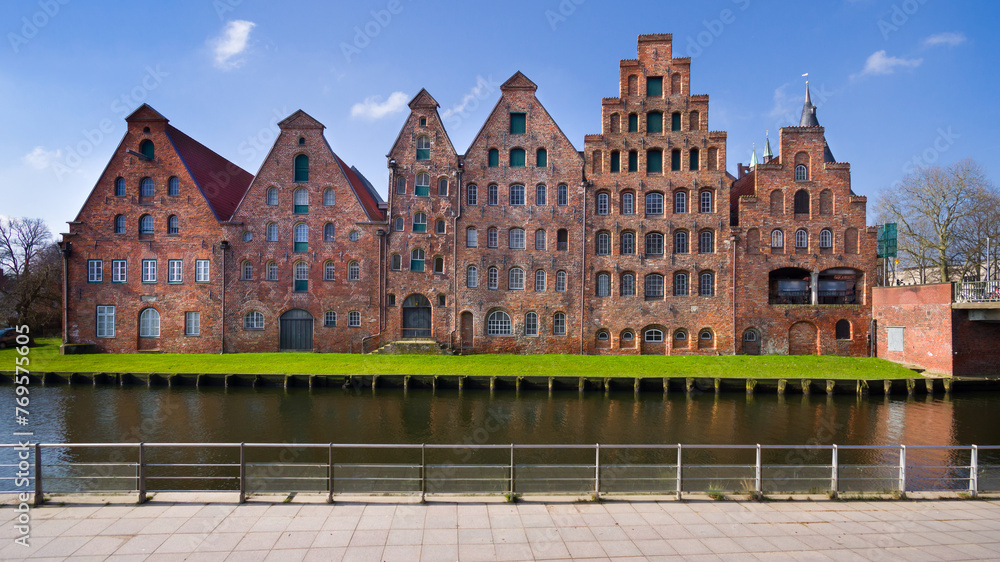 Historische Salzspeichergruppe Lübeck entzerrt HD - obrazy, fototapety, plakaty 