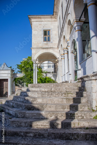 The historic Hamid-i Evvel mosque in the Üsküdar district of Istanbul. It is located right next to the Bosphorus. © ZMD-Design