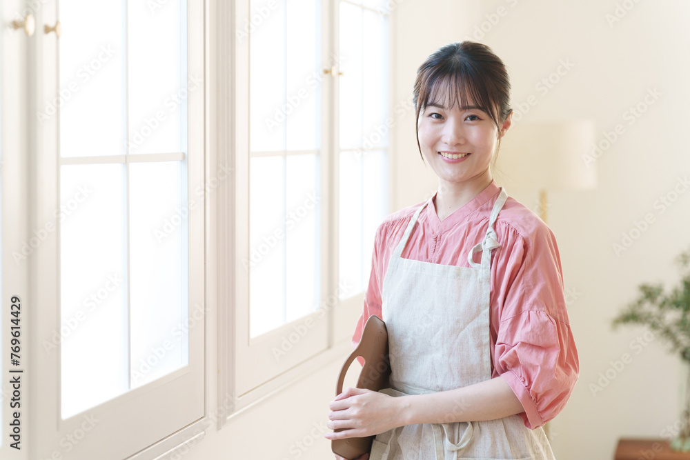 笑顔のカフェ店員 笑顔のカフェ店員