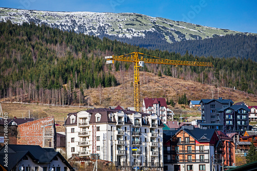 construction of hotels and houses near the mountains. ski resort active recreation © Nataliia Makarovska