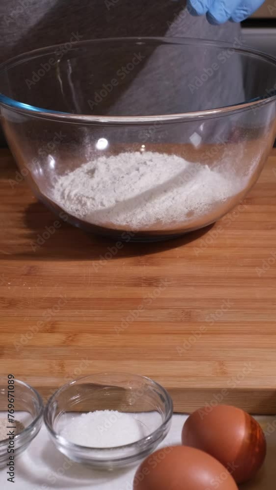 Uomo mescola ingredienti per la torta nella ciotola di vetro Uomo mescola ingredienti per la torta nella ciotola di vetro