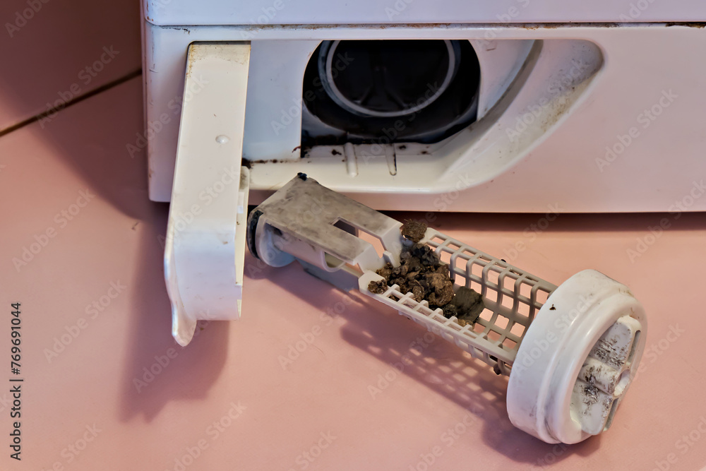 Demonstration of a dirty and clogged washing machine pump filter. Doit