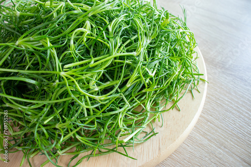 나무 쟁반에 담긴 싱싱한 세발나물 (갯나물).