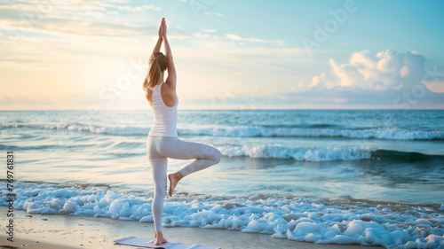 femme de dos en train de faire une séance de yoga en extérieur sur la plage face à la mer