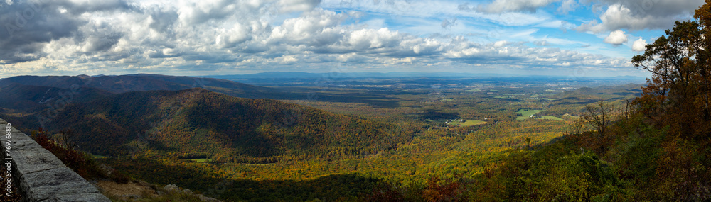 Naklejka premium Scenic view from mountain side