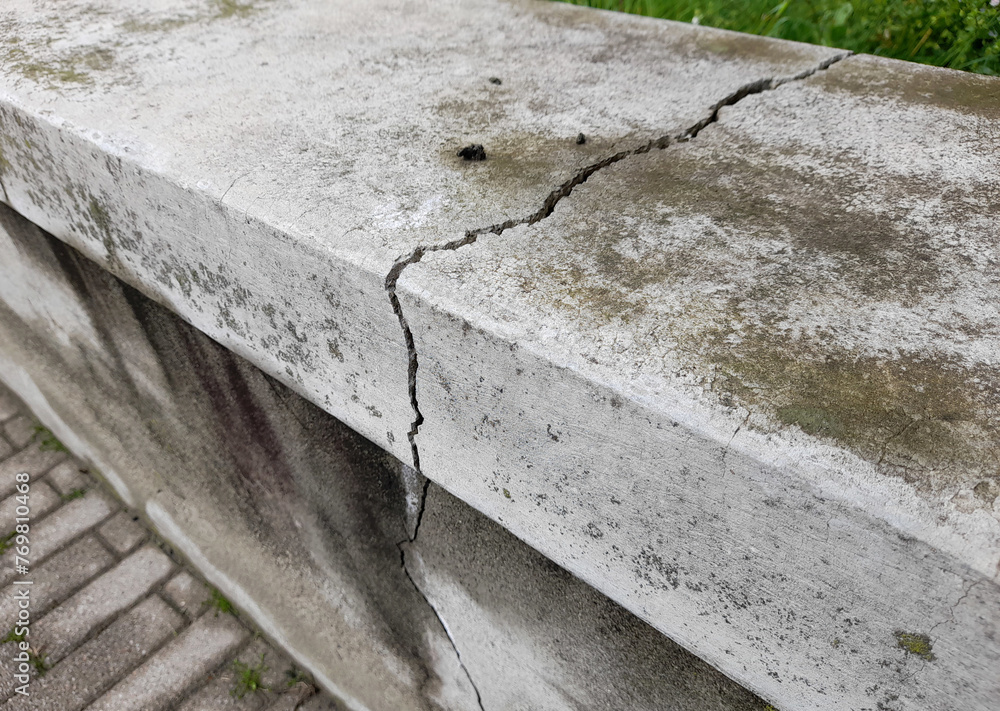 Crepa nel muro creata a seguito di un potente terremoto Crepa nel muro creata a seguito di un potente terremoto