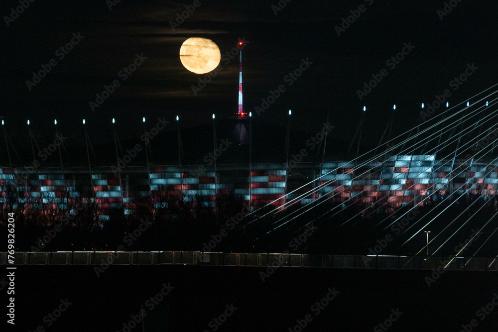 Księżyc Wschód nad Stadionem Narodowym  - obrazy, fototapety, plakaty 