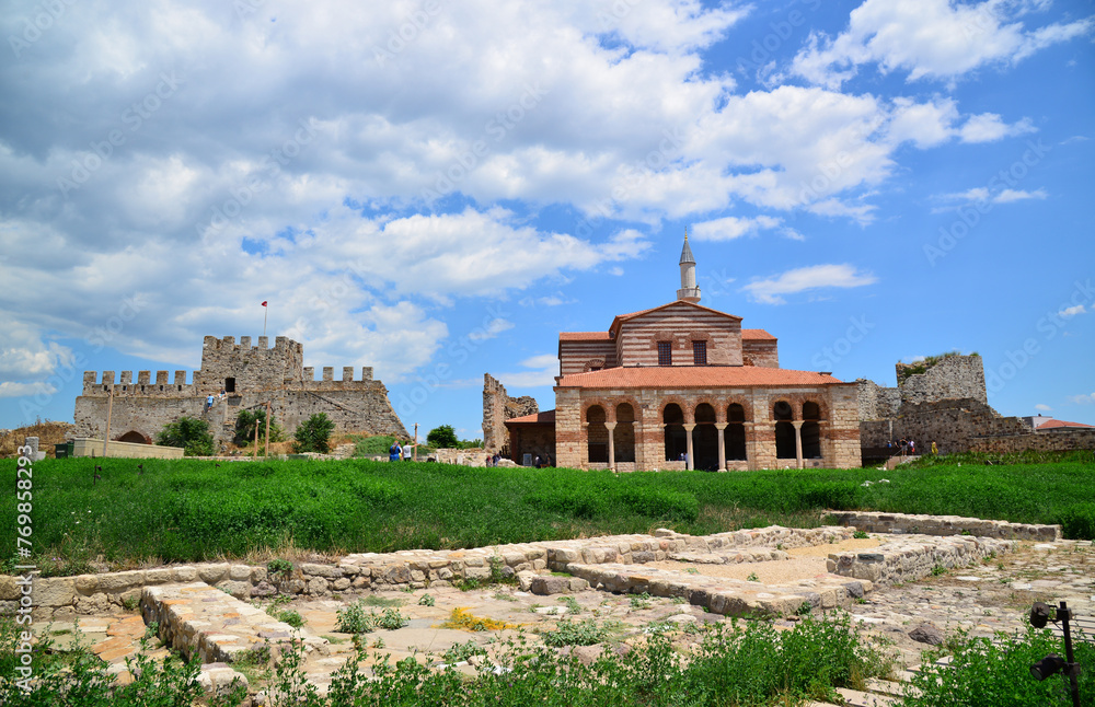 Enez Town, located in Edirne, Turkey, is an ancient ancient settlement. The Hagia Sophia Church and Enez Castle, built during the Byzantine period, are tourist attractions.