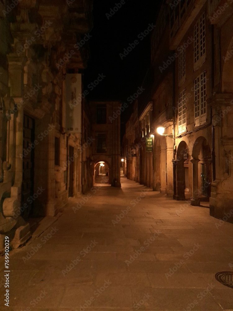 Panorámica nocturna de la rúa do Vilar de Santiago de Compostela, Galicia