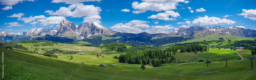 Seiser Alm in Südtirol - Panorama, Weitwinkel Foto mit Blick in die Dolomiten und den Langkofel, Sassolungo