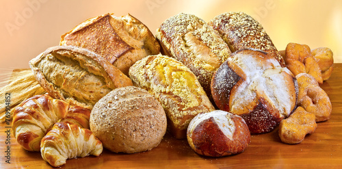 Paes artesanais arranjo com vários pães photo