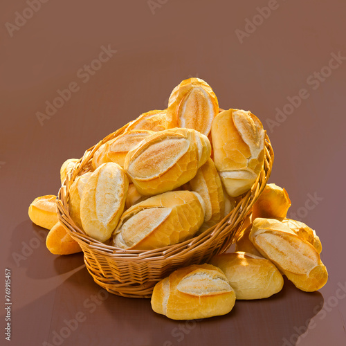 Pão Francês em cesta  e fundo colorido