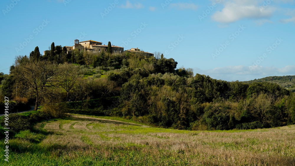 Panorama collinare della Val d'Orcia lungo il percorso ciclistico dell'Eroica. Provincia di Siena. Toscana , Italia
