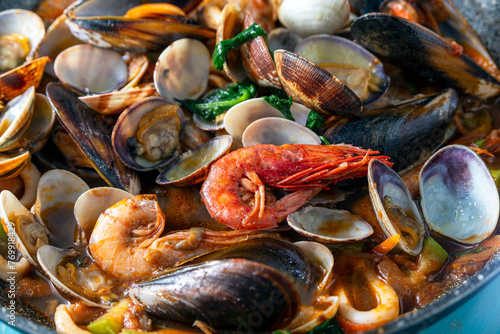 Deliziosa zuppa di molluschi e crostacei, cibo mediterraneo  photo