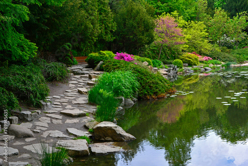 ogród japoński kwitnące różaneczniki i azalie, ogród japoński nad wodą, japanese garden blooming rhododendrons and azaleas, Rhododendron 