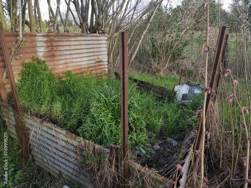 Déchets, détritus, abandon de matériel, dépot sauvage dans la campagne ou en plein nature, manque de civilité, non respect du matériel et des objets, dégradation et irresponsable photo