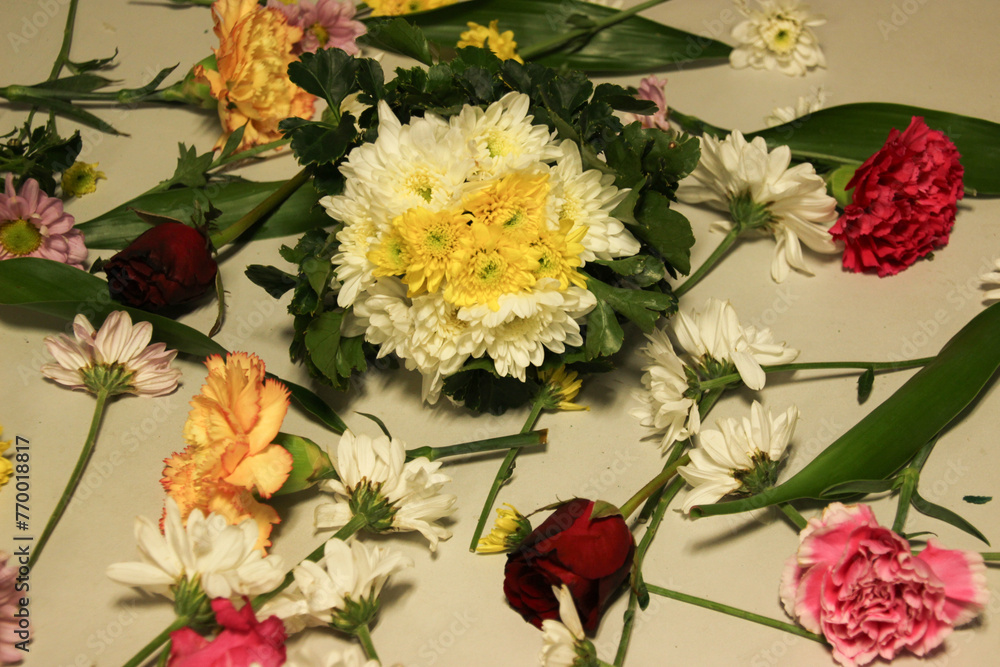 Obraz premium many type of bunch of flowers and leaf with spread distributed in a smooth horizontal surface