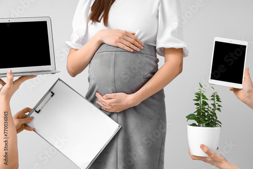 Young pregnant businesswoma...