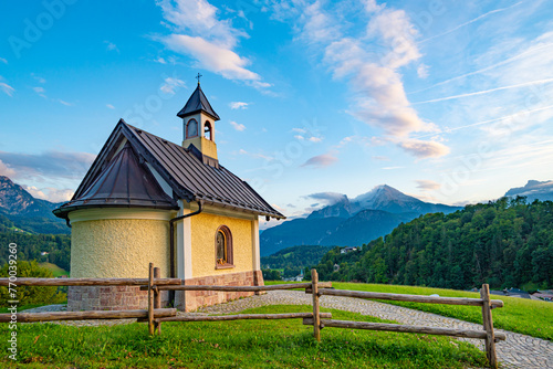 Kirchleitn Kapelle in Berchtesgaden mit Bergpanorama und dem Watzmann im Hintergrund