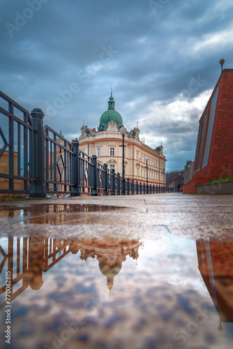 Bielsko-Biała architektura poczta odbicie w kałuży © charlottemelanie