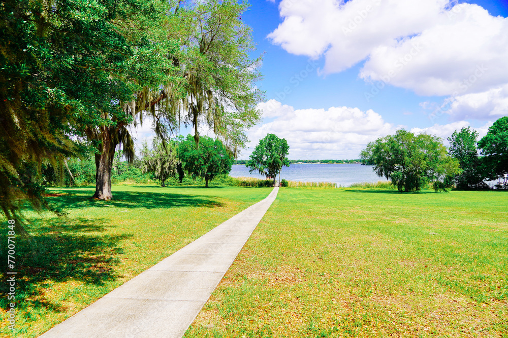 Obraz premium The landscape of Lake Gibson in Lakeland, Florida, USA