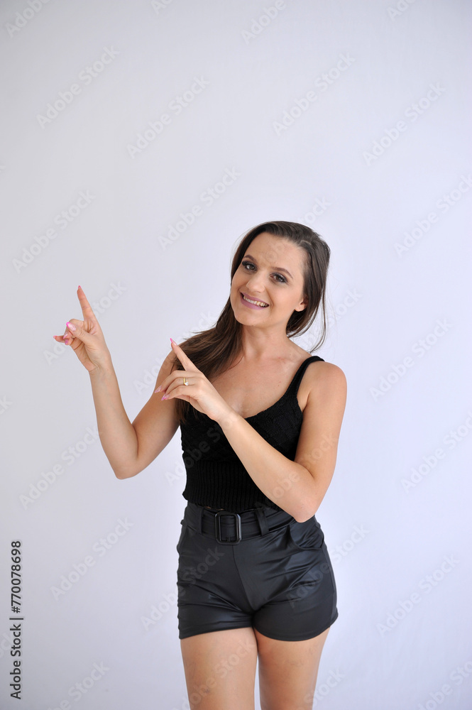 jovem mulher apontando para o lado jovem mulher apontando para o lado