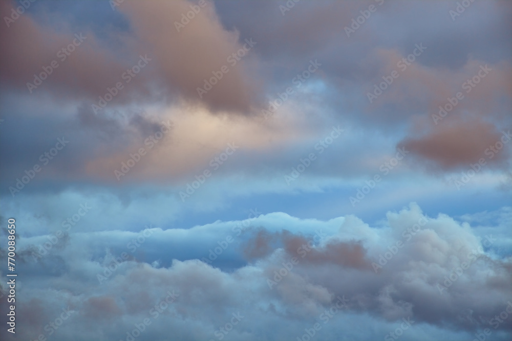 Obraz premium evening sunlight on cumulus clouds in the sky