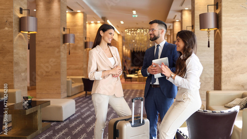 Fotografía Group of business people arriving in a hotel for a business conference