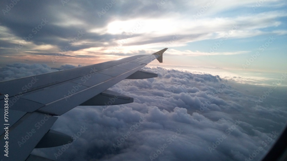 Obraz premium Sunset between clouds