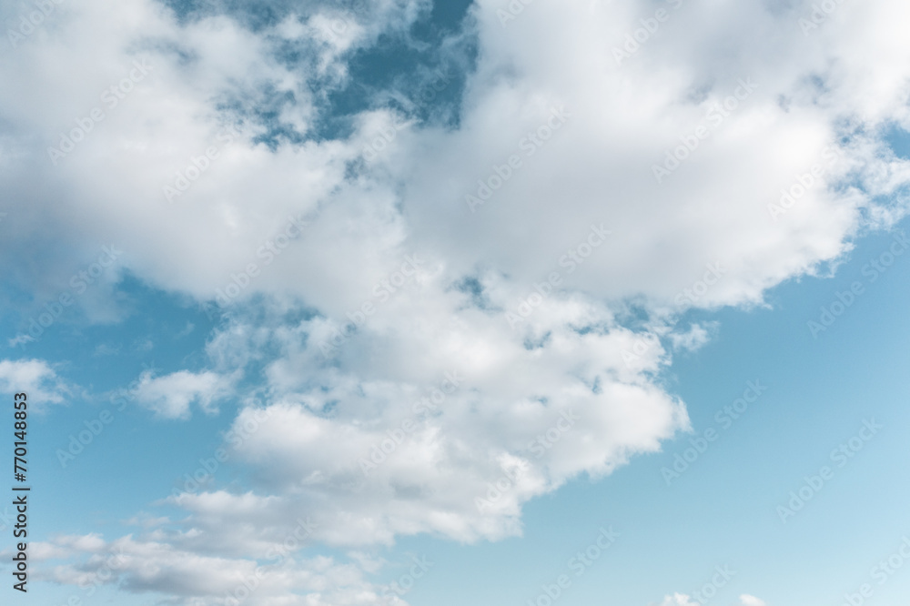 Fototapeta premium 日の光を浴びて輝く綺麗な青空と雲 