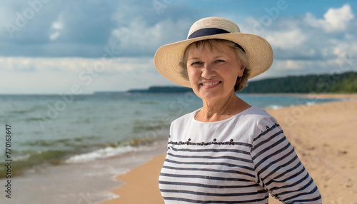 signora mezza età anziana al mar spiaggia  photo