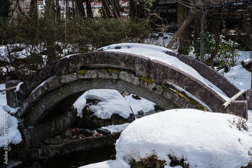 岩手県盛岡南昌荘冬の庭園の石橋