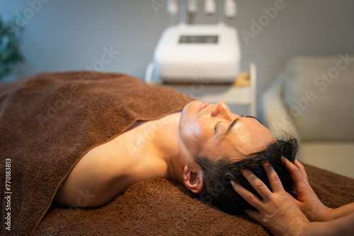 メンズエステサロンでヘッドスパ・ヘッドマッサージ・スカルプケアの施術を受ける男性
 photo