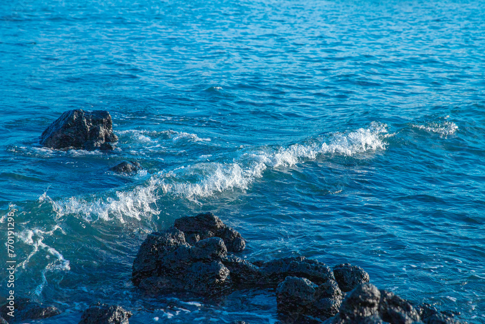 Naklejka premium 푸른 바다의 파도치는 풍경