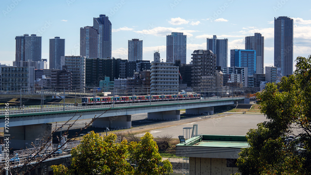 Fototapeta premium 川を渡る電車