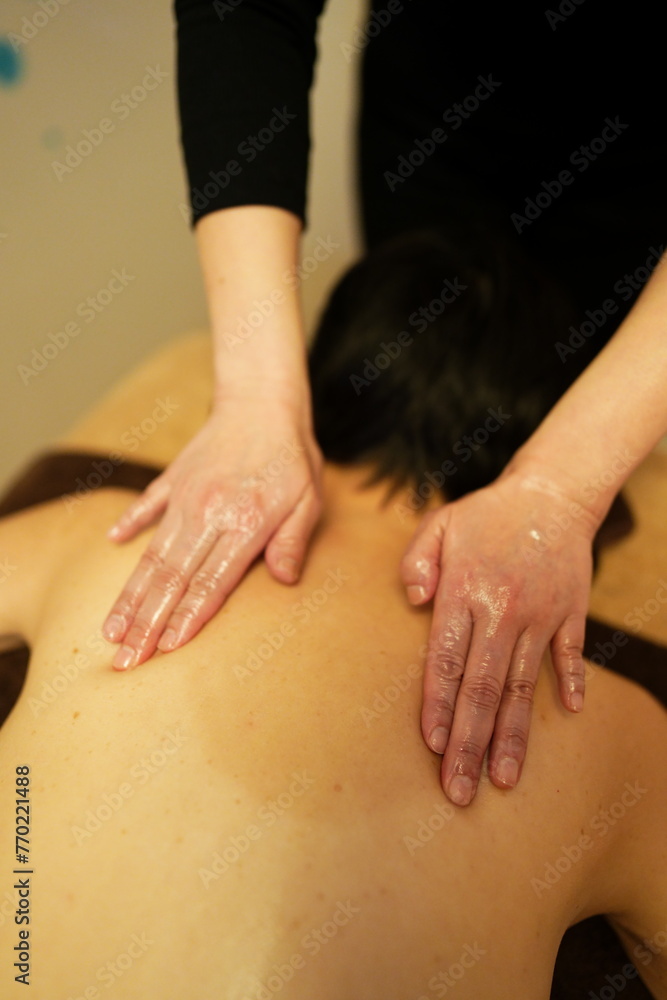 Fototapeta premium 肩甲骨オイルマッサージ