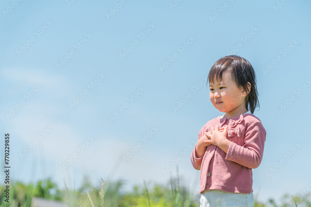 青空の見える公園で遊ぶ女の子・子供・幼児(心・気持ち・ハート・ドキドキ・ワクワク)
青空の見える公園で遊ぶ女の子・子供・幼児(心・気持ち・ハート・ドキドキ・ワクワク)