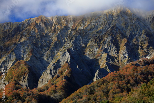 大山「南壁」それは尾根づたいの弥山（みせん）～三鈷峰（さんこほう）北縁の馬蹄型大断崖で、比高400m、長さ2kmにわたり屏風型の岩肌がそそり立っています。