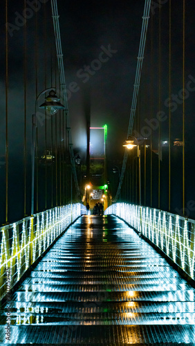 Puente colgante noche