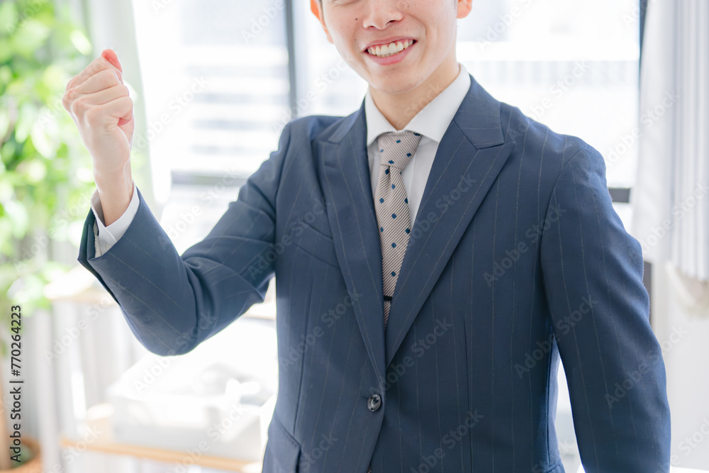 拳を掲げるスーツ男性 顔無し 拳を掲げるスーツ男性 顔無し