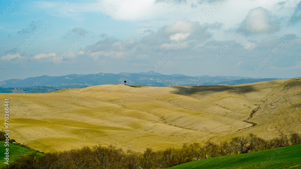 Panorama collinare della Val d'Orcia lungo il percorso ciclistico dell'Eroica. Provincia di Siena. Toscana , Italia Panorama collinare della Val d'Orcia lungo il percorso ciclistico dell'Eroica. Provincia di Siena. Toscana , Italia