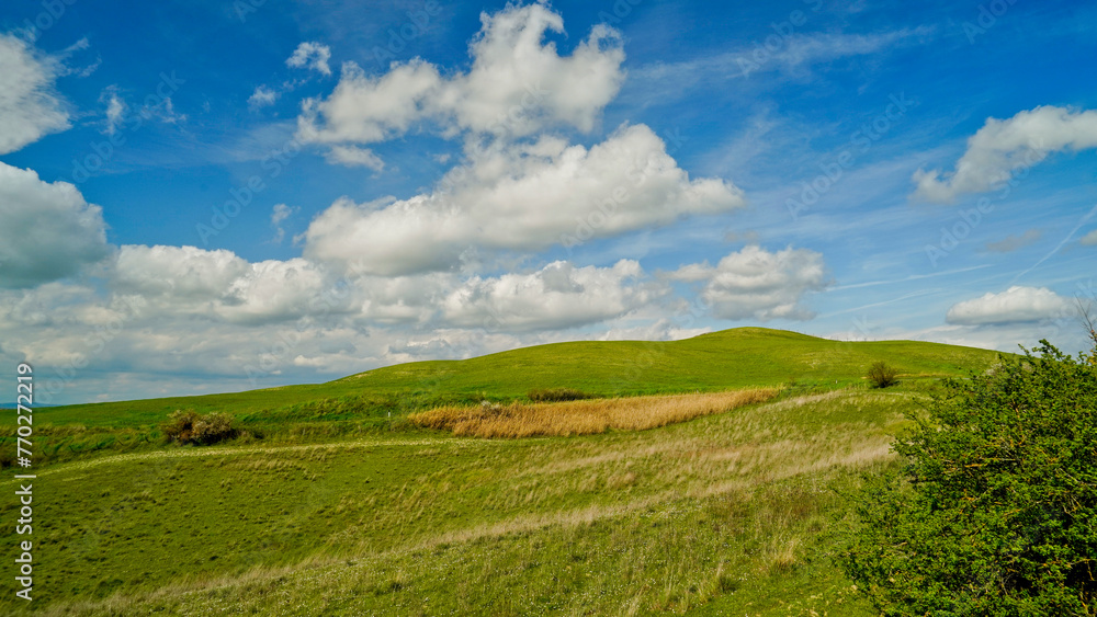 Panorama collinare della Val d'Orcia lungo il percorso ciclistico dell'Eroica. Provincia di Siena. Toscana , Italia Panorama collinare della Val d'Orcia lungo il percorso ciclistico dell'Eroica. Provincia di Siena. Toscana , Italia