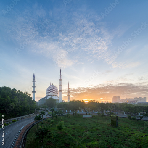 Tablou pe pânză Sunrise at Sultan Salahudin Abdul Aziz Shah Mosque, Shah Alam, Malaysia