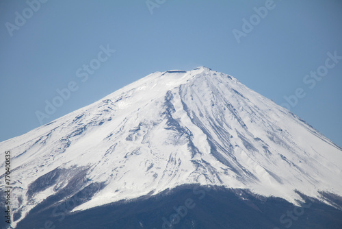 雪被る富士山 © yasshi_1977