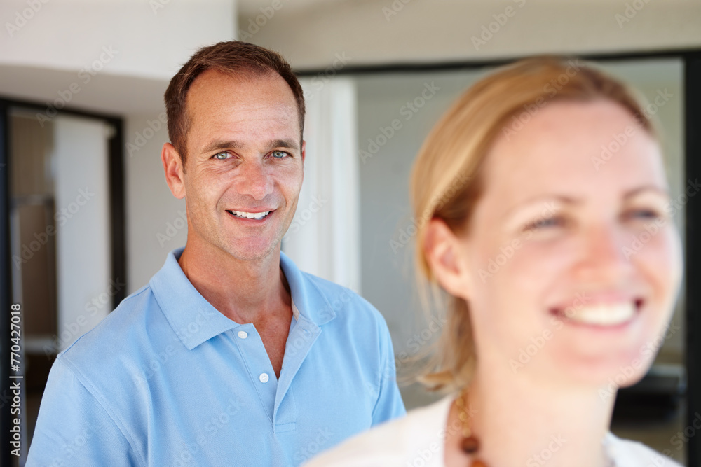Φωτογραφία Portrait, couple and smile of man in home for bonding, love or healthy relationship together in living room